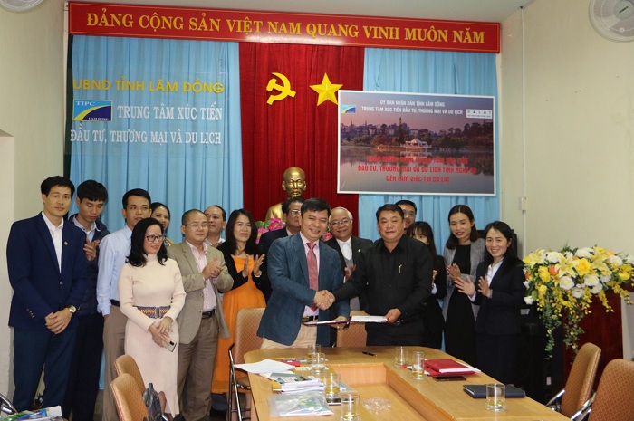 Lễ ký kết và trao biên bản thỏa thuận hợp tác thương mại, du lịch giữa Lâm Đồng và Nghệ An